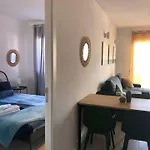 Vi *